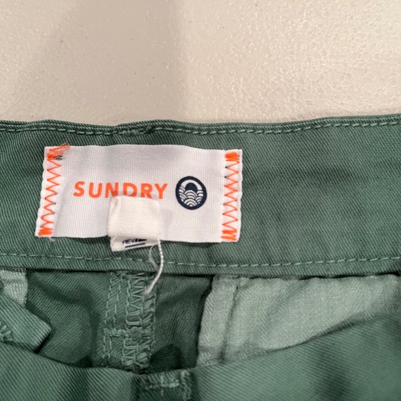 Sundry size 28 green shorts - gently used - Picture 3 of 3